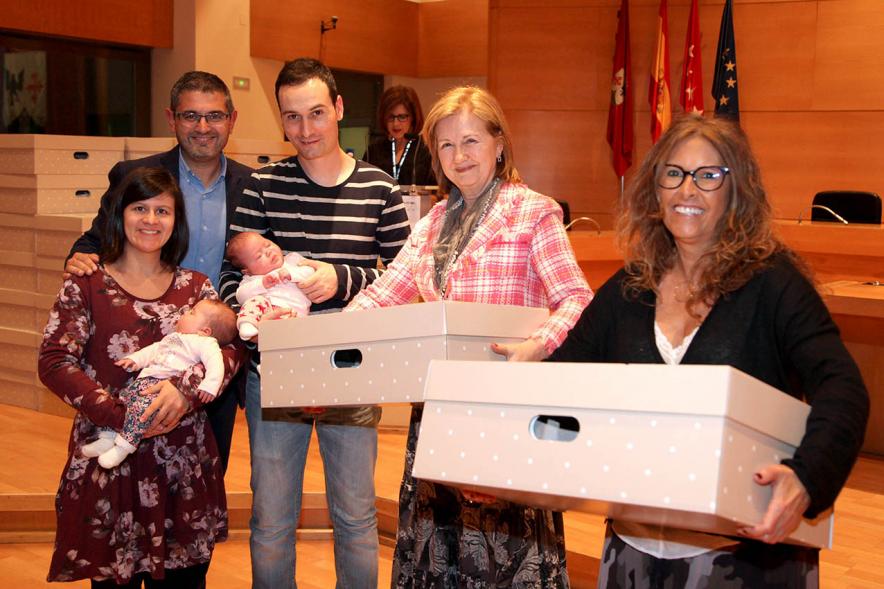 Entrega a los padres del pack en  AlcoBebenda Segunda edición 2019