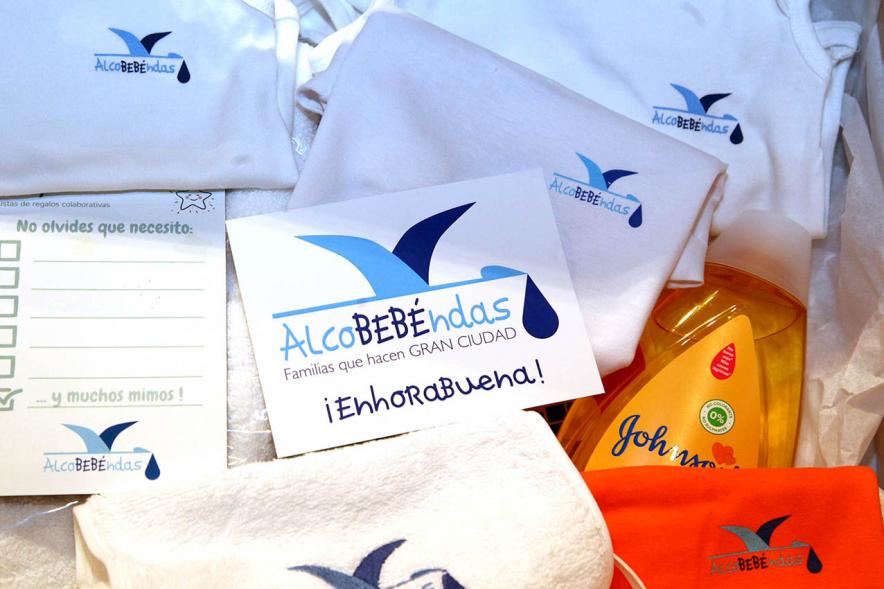 Entrega a los padres del pack en  AlcoBebenda Segunda edición 2019