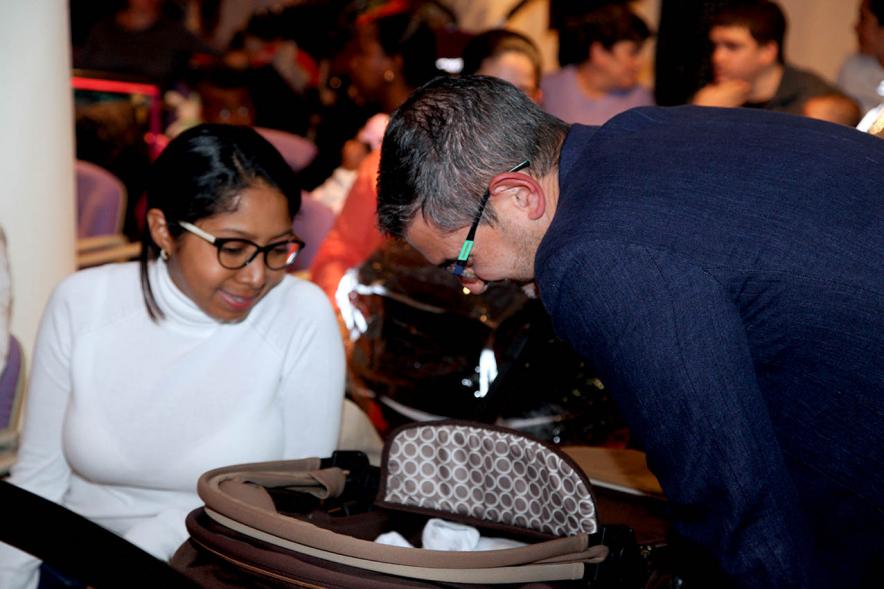 Entrega a los padres del pack en  AlcoBebenda Segunda edición 2019