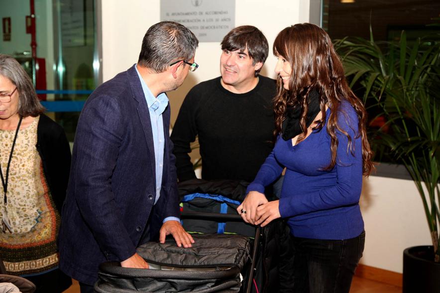 Entrega a los padres del pack en  AlcoBebenda Segunda edición 2019