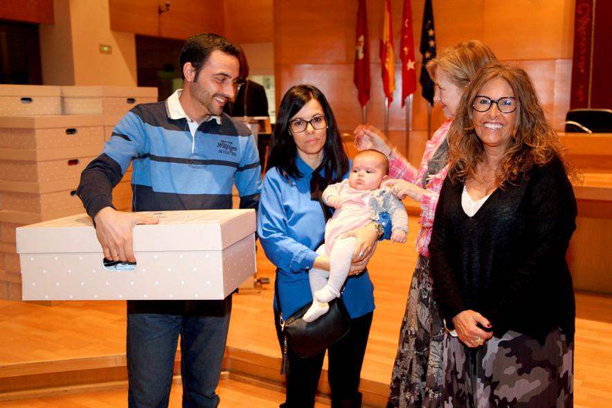Entrega a los padres del pack en  AlcoBebenda Segunda edición 2019