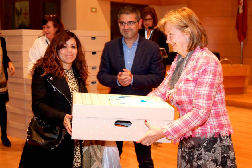 Entrega a los padres del pack en  AlcoBebenda Segunda edición 2019