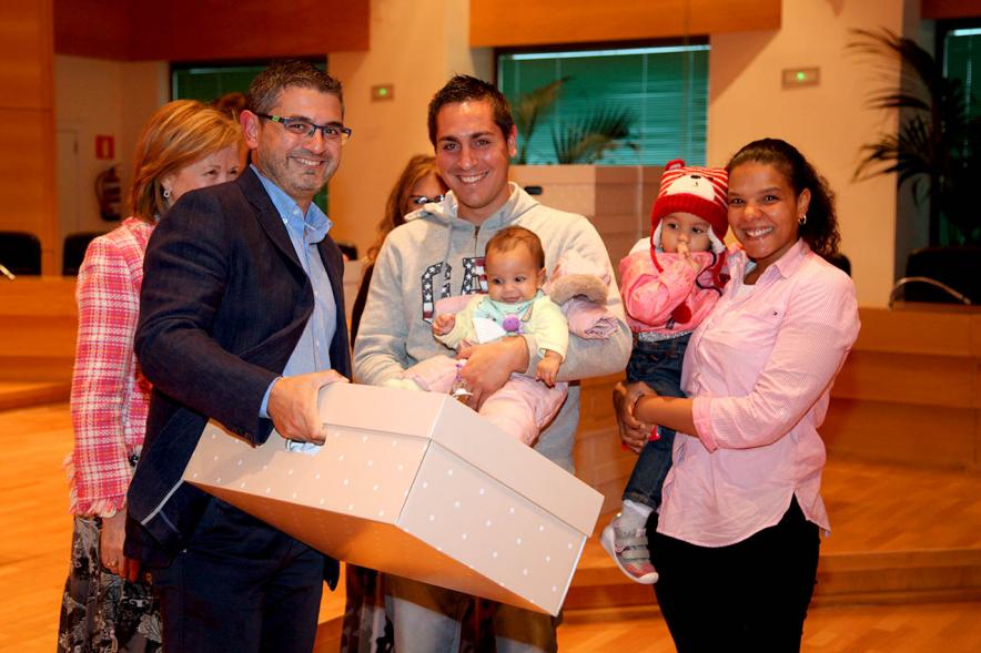 Entrega a los padres del pack en  AlcoBebenda Segunda  edición 2019