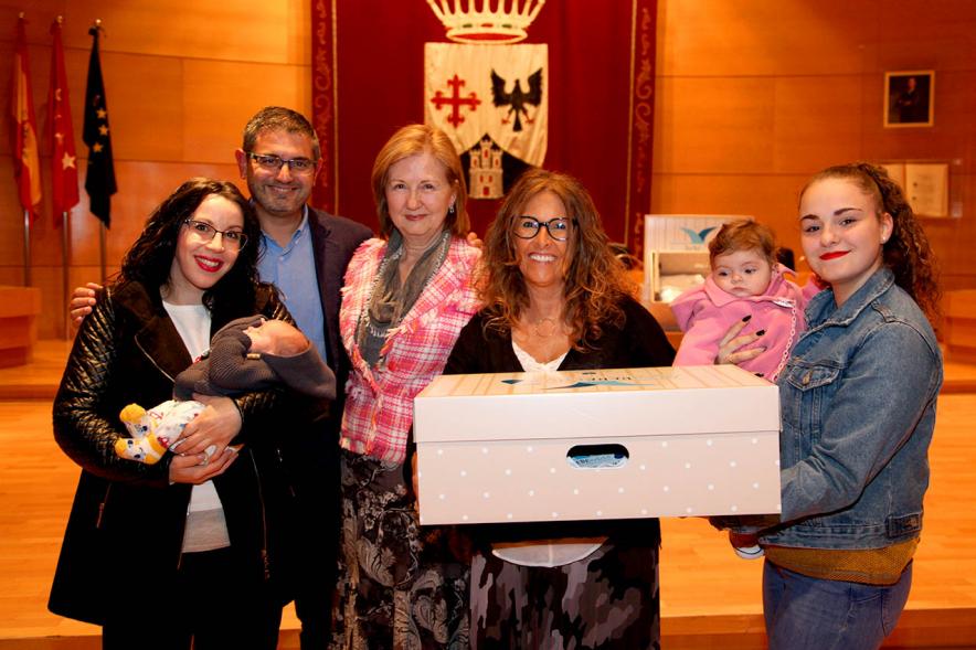Entrega a los padres del pack en  AlcoBebenda Segunda edición 2019