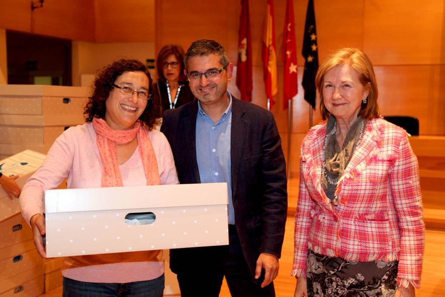 Entrega a los padres del pack en  AlcoBebenda Segunda edición 2019