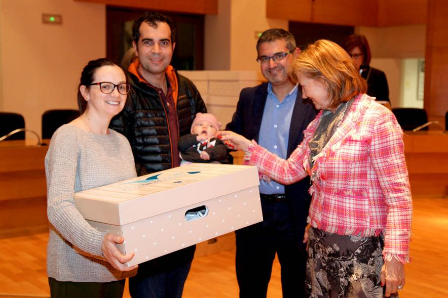 Entrega a los padres del pack en  AlcoBebenda Segunda edición 2019