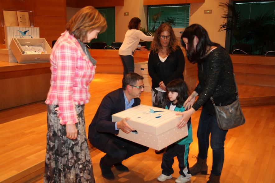 Entrega a los padres del pack en  AlcoBebenda Segunda edición 2019