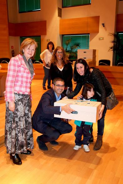 Entrega a los padres del pack en  AlcoBebenda Segunda edición 2019