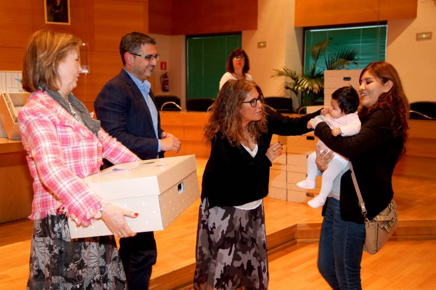 Entrega a los padres del pack en  AlcoBebenda Segunda edición 2019