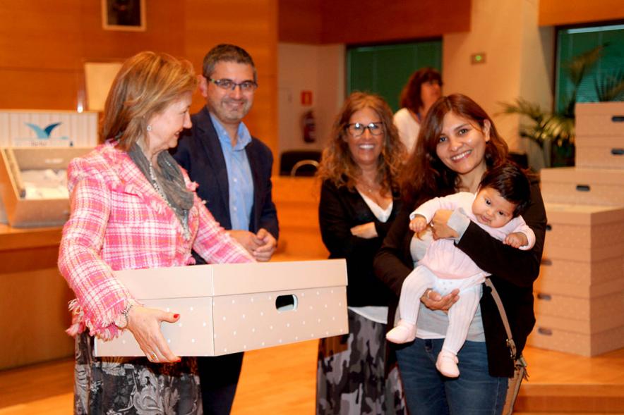 Entrega a los padres del pack en  AlcoBebenda Segunda  edición 2019