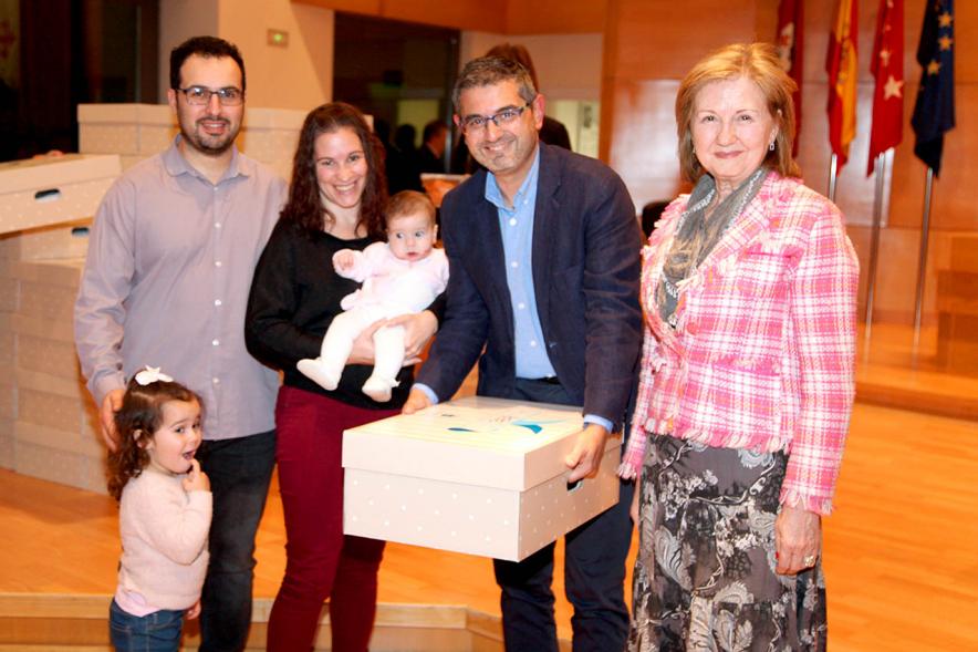 Entrega a los padres del pack en  AlcoBebenda Segunda edición 2019
