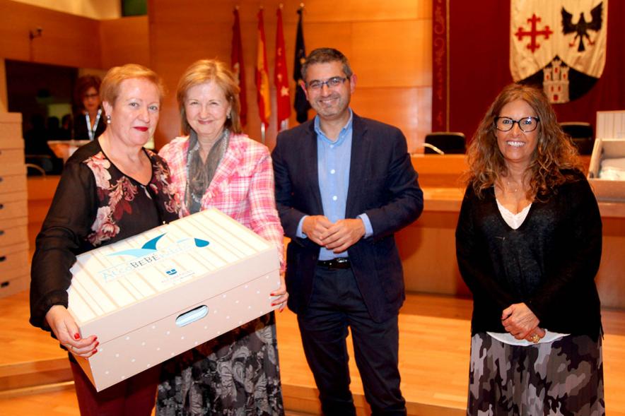 Entrega a los padres del pack en  AlcoBebenda Segunda edición 2019