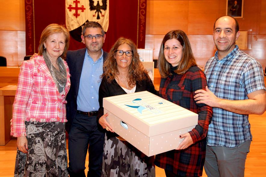 Entrega a los padres del pack en  AlcoBebenda Segunda edición 2019