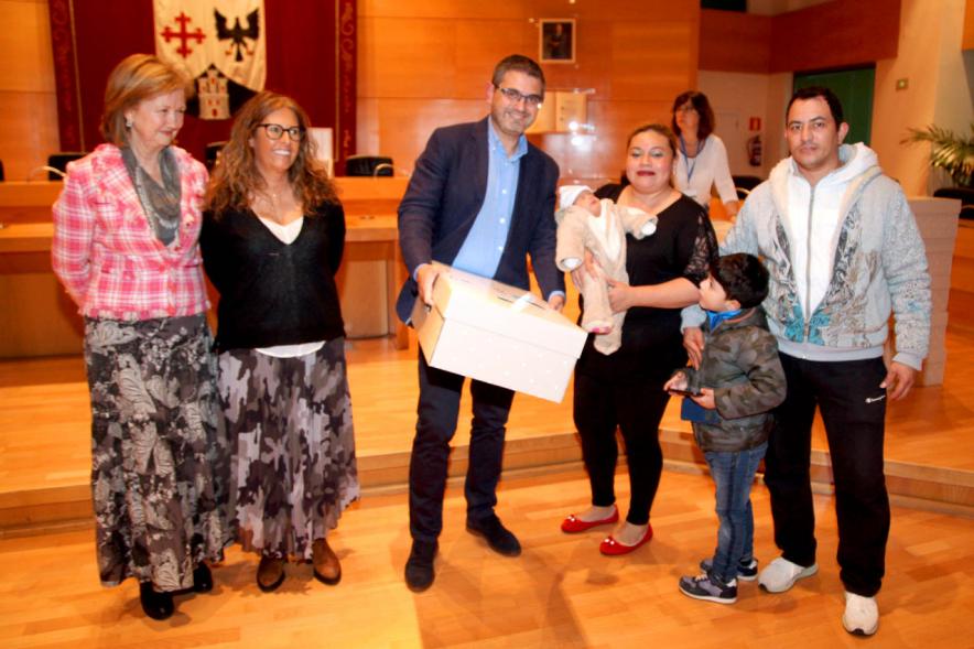 Entrega a los padres del pack en  AlcoBebenda Segunda edición 2019