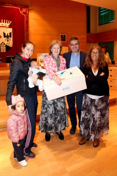 Entrega a los padres del pack en  AlcoBebenda Segunda edición 2019