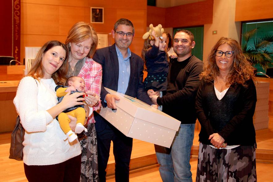 Entrega a los padres del pack en  AlcoBebenda Segunda edición 2019