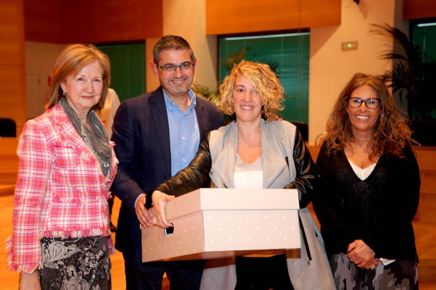 Entrega a los padres del pack en  AlcoBebenda Segunda edición 2019