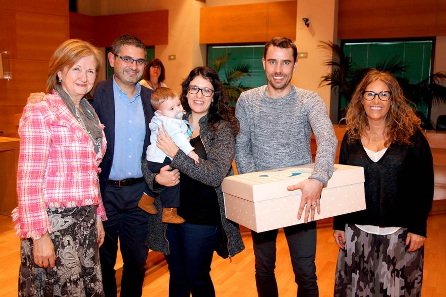 Entrega a los padres del pack en  AlcoBebenda Segunda edición 2019