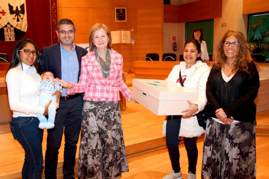Entrega a los padres del pack en  AlcoBebenda Segunda edición 2019