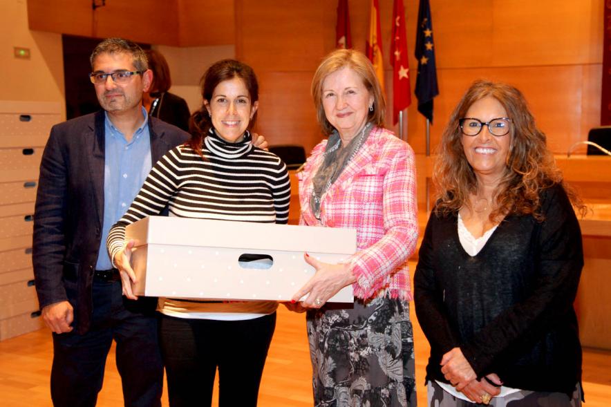 Entrega a los padres del pack en  AlcoBebenda Segunda edición 2019