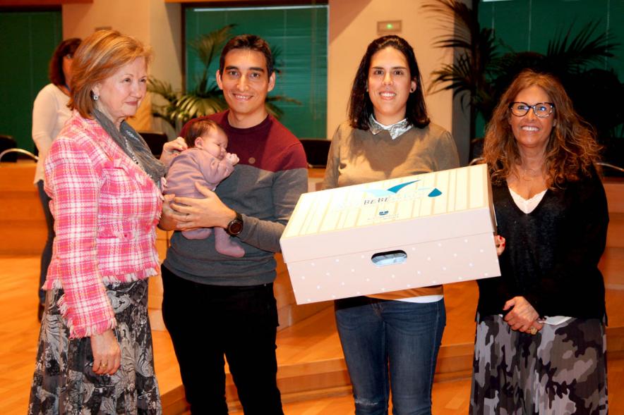  Entrega a los padres del pack en  AlcoBebenda Segunda edición 2019