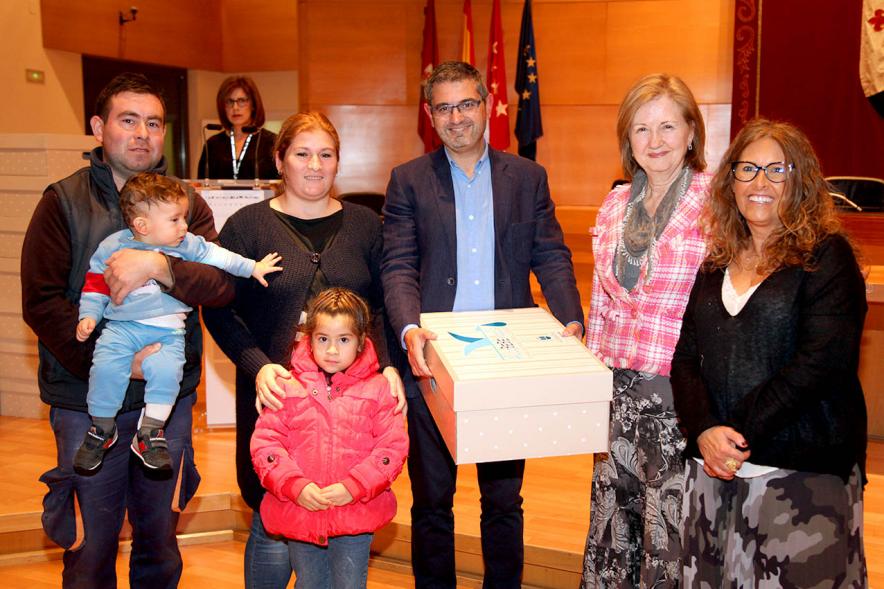 Entrega a los padres del pack en  AlcoBebenda Segunda edición 2019