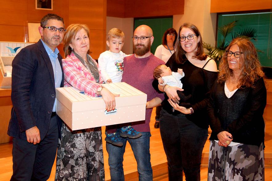 Entrega a los padres del pack en  AlcoBebenda Segunda edición 2019