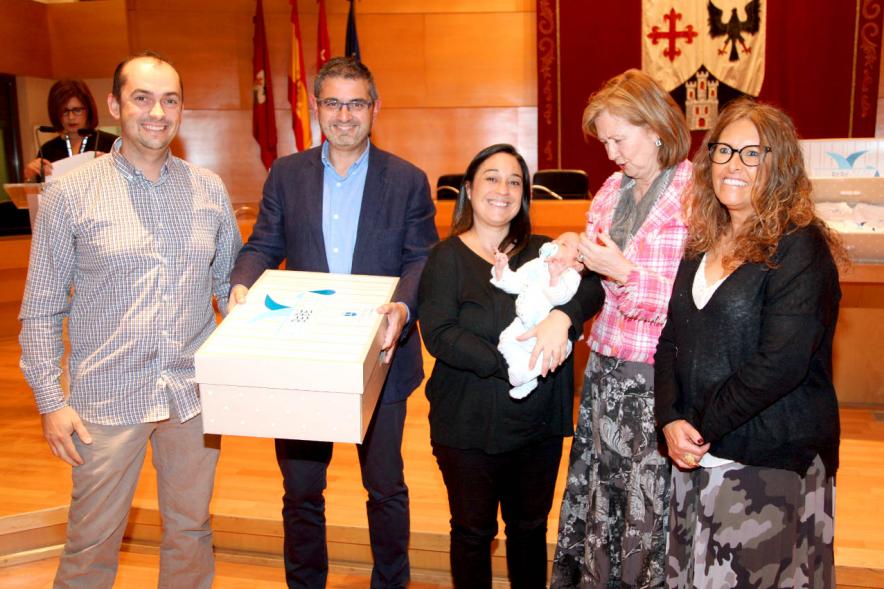 Entrega a los padres del pack en  AlcoBebenda Segunda edición 2019