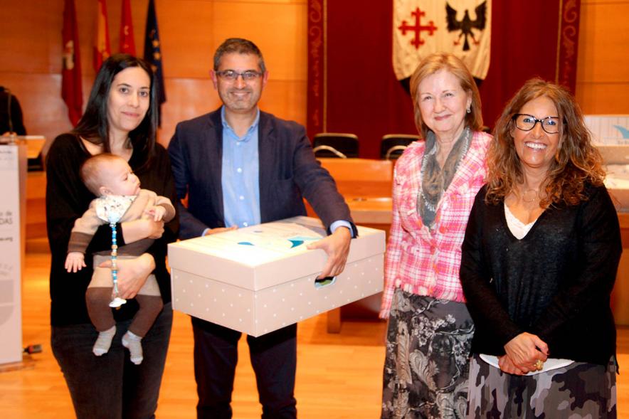 Entrega a los padres del pack en  AlcoBebenda Segunda edición 2019