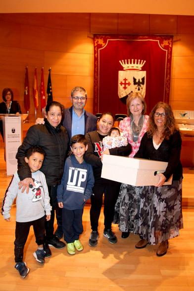 Entrega a los padres del pack en  AlcoBebenda Segunda edición 2019