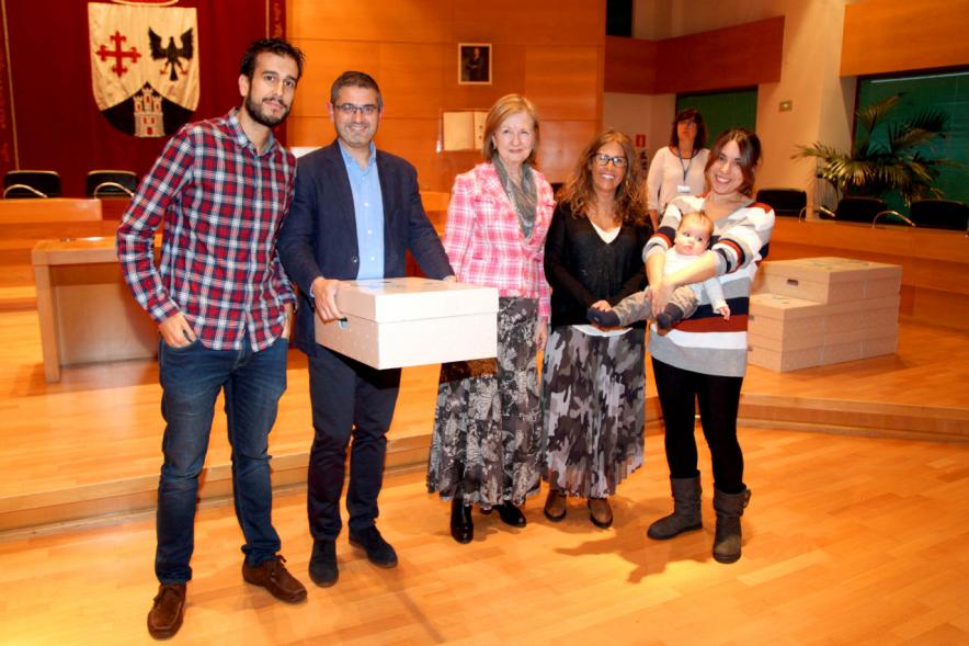 Entrega a los padres del pack en  AlcoBebenda Segunda edición 2019