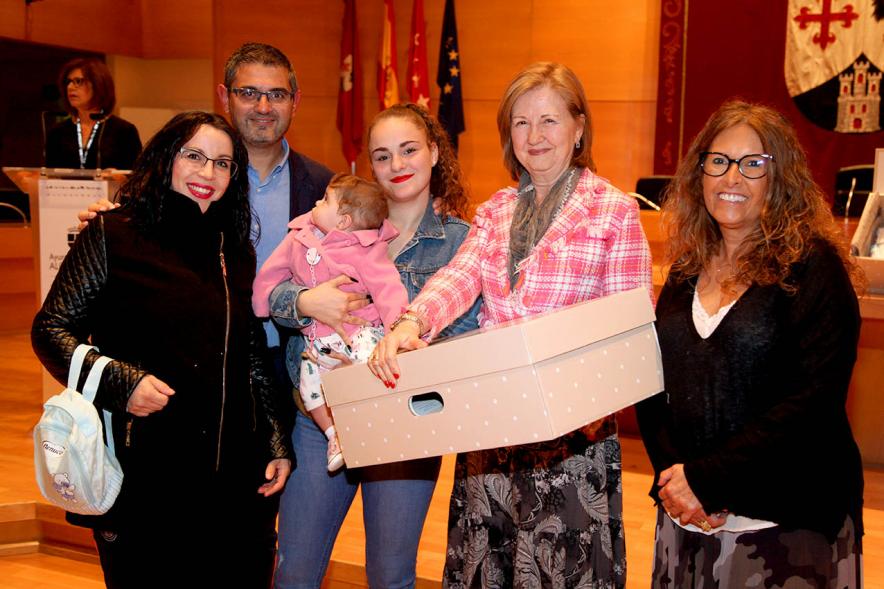 Entrega a los padres del pack en  AlcoBebenda Segunda edición 2019
