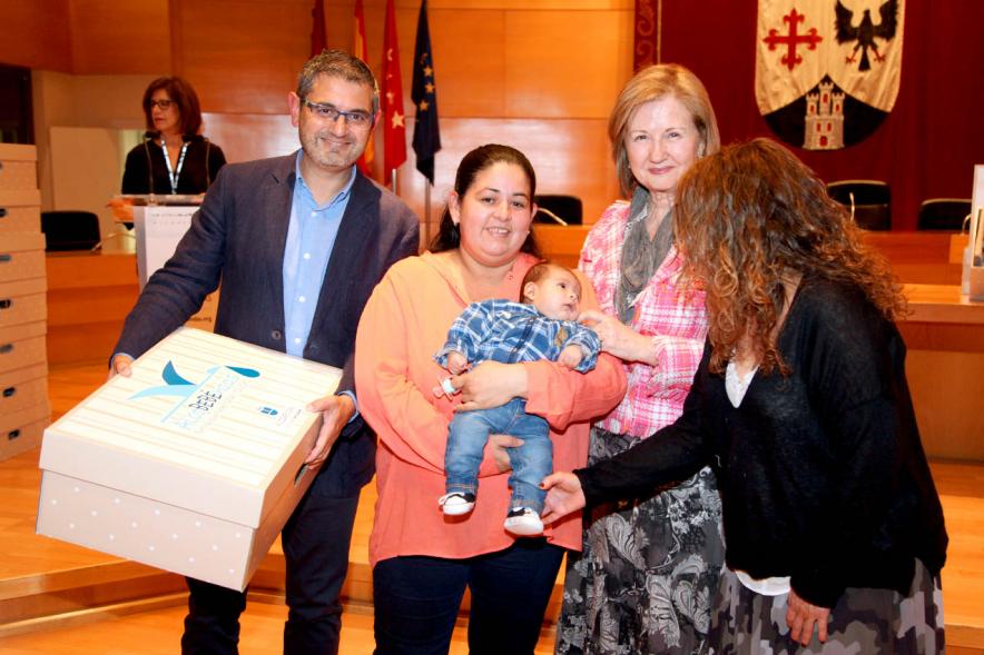 Entrega a los padres del pack en  AlcoBebenda Segunda edición 2019