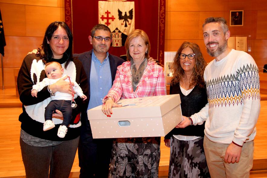 Entrega a los padres del pack en  AlcoBebenda Segunda edición 2019
