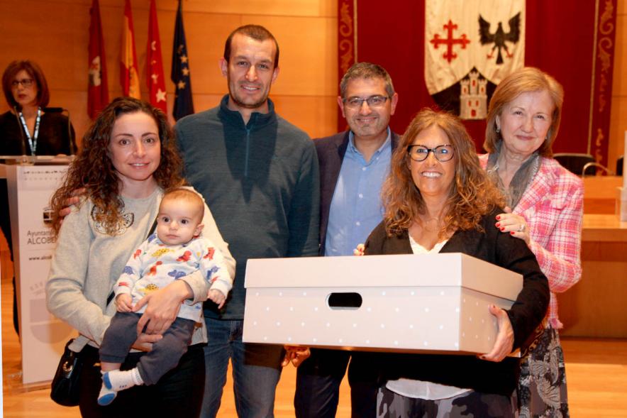 Entrega a los padres del pack en  AlcoBebenda Segunda edición 2019