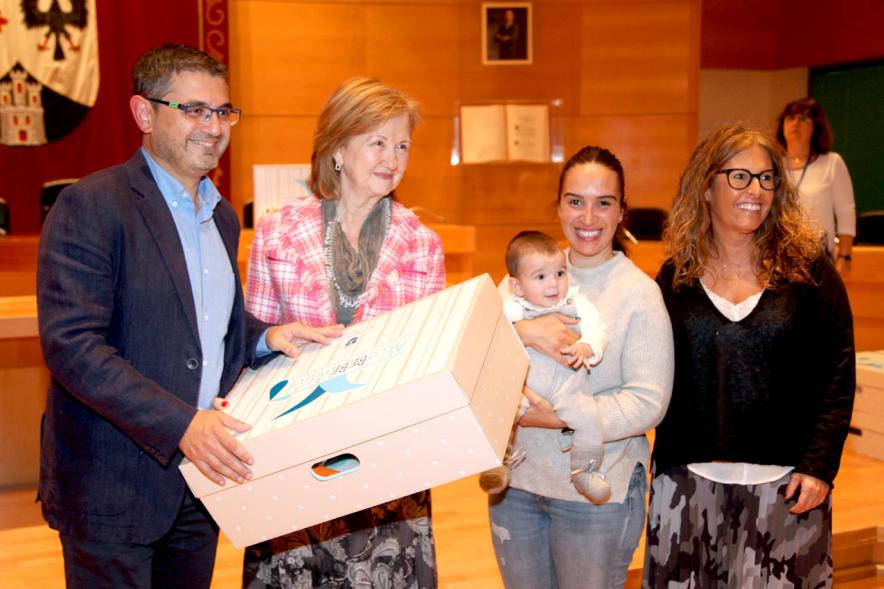 Entrega a los padres del pack en  AlcoBebenda Segunda edición 2019