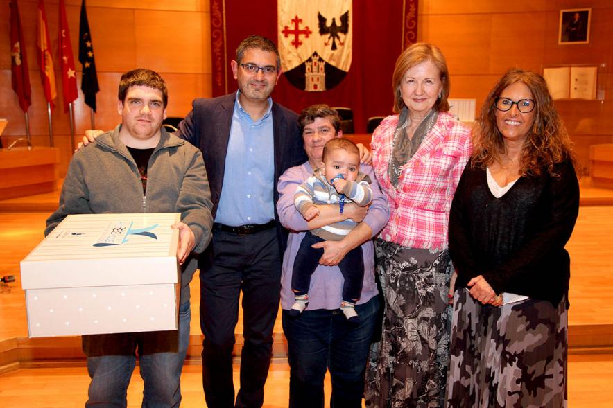 Entrega a los padres del pack en  AlcoBebenda Segunda edición 2019