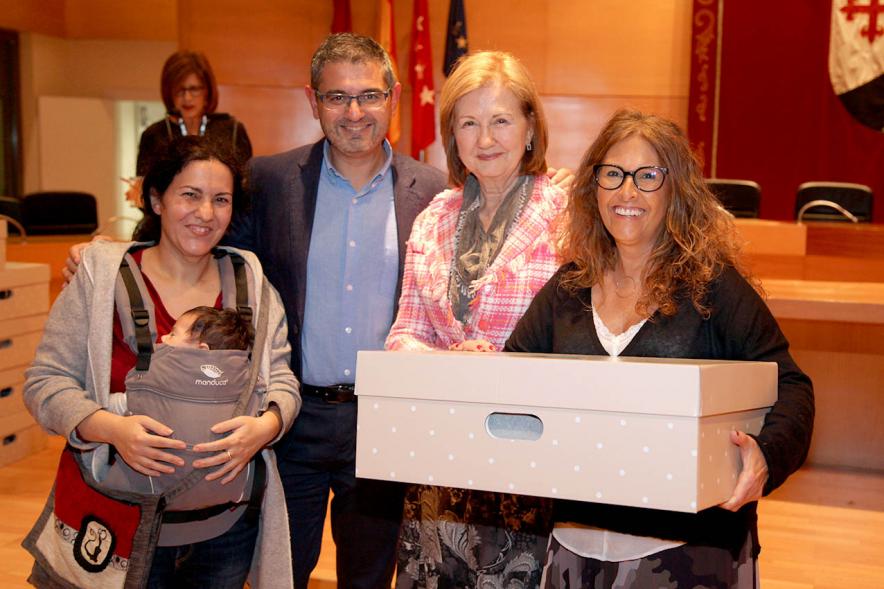 Entrega a los padres del pack en  AlcoBebenda Segunda edición 2019