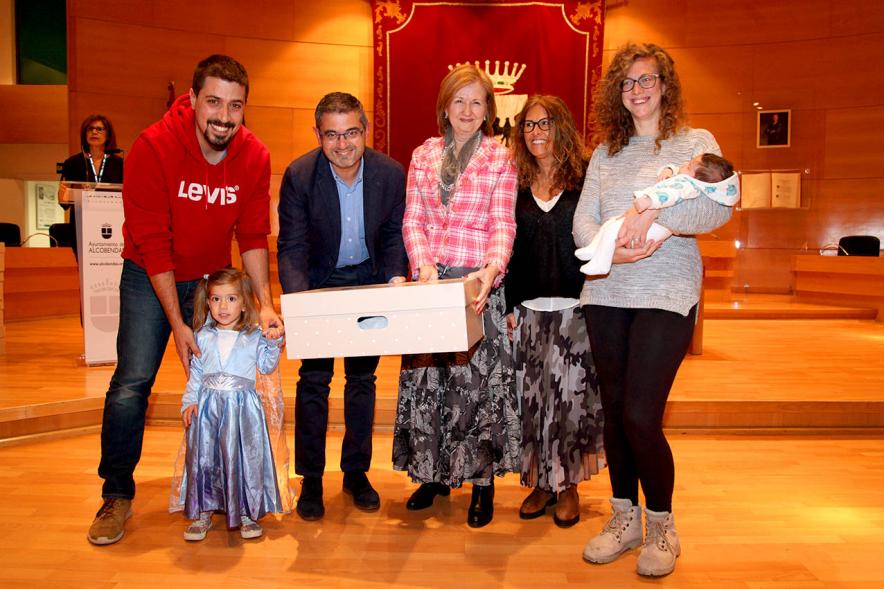 Entrega a los padres del pack en  AlcoBebenda Segunda edición 2019