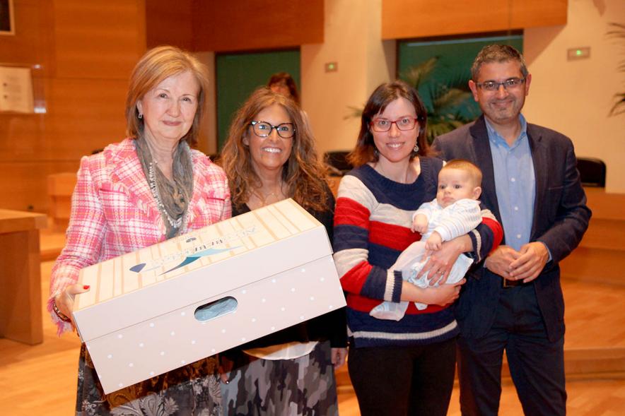 Entrega a los padres del pack en  AlcoBebenda Segunda edición 2019