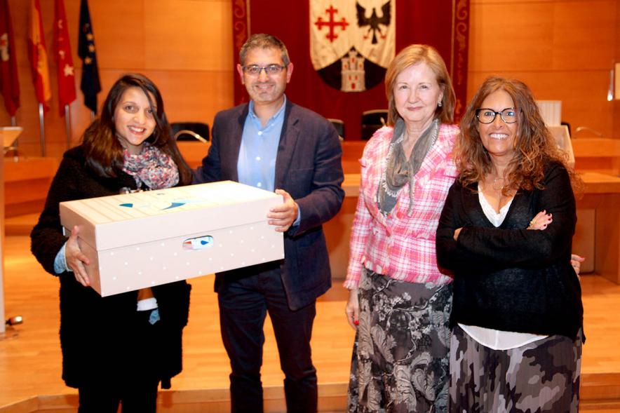 Entrega a los padres del pack en  AlcoBebenda Segunda edición 2019