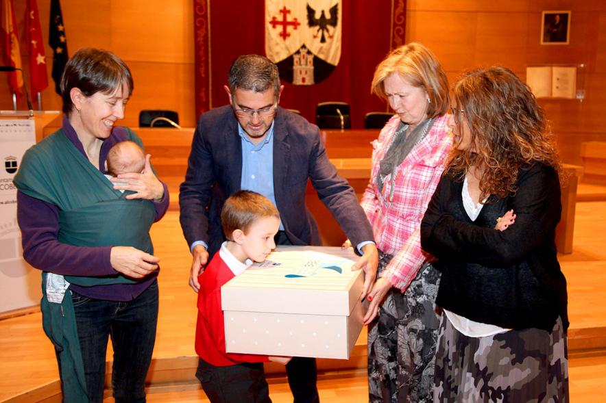 Entrega a los padres del pack en  AlcoBebenda Segunda edición 2019