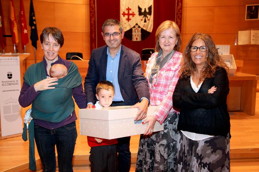 Entrega a los padres del pack en  AlcoBebenda Segunda edición 2019
