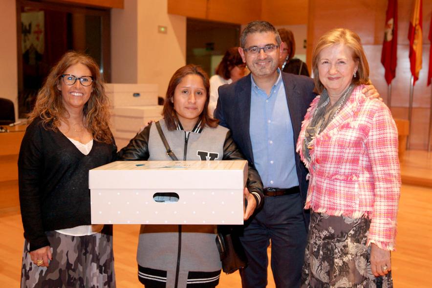 Entrega a los padres del pack en  AlcoBebenda Segunda edición 2019
