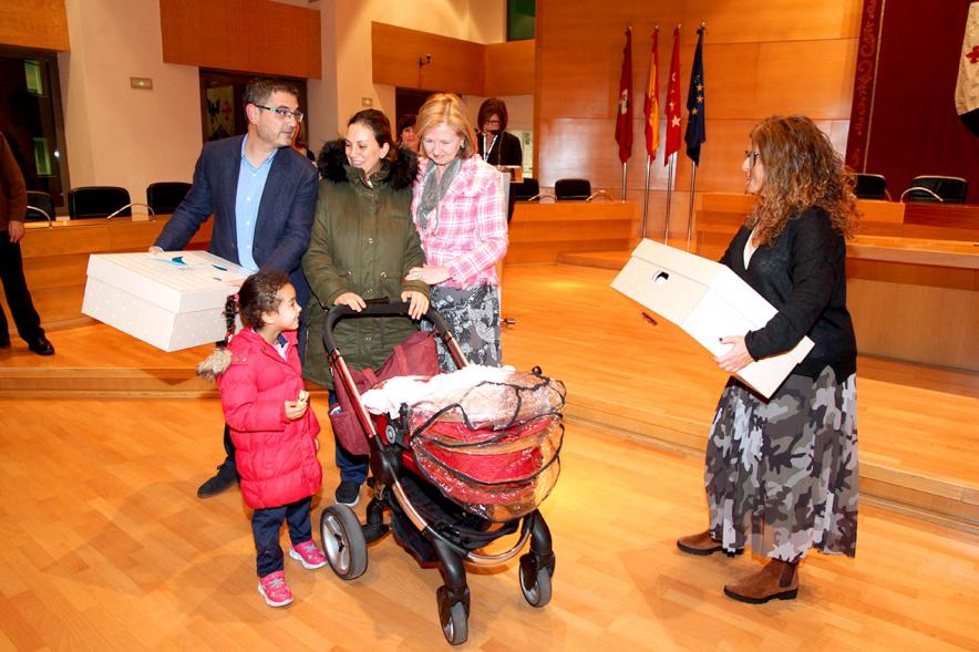 Entrega a los padres del pack en  AlcoBebenda Segunda edición 2019