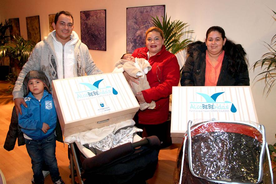 Entrega a los padres del pack en  AlcoBebenda Segunda edición 2019