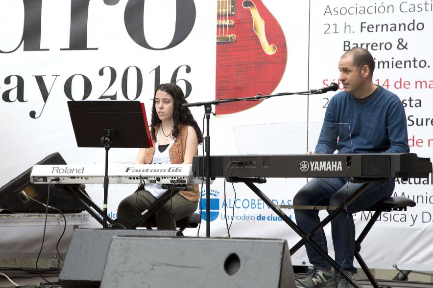 Teclistas tocando durante el concierto