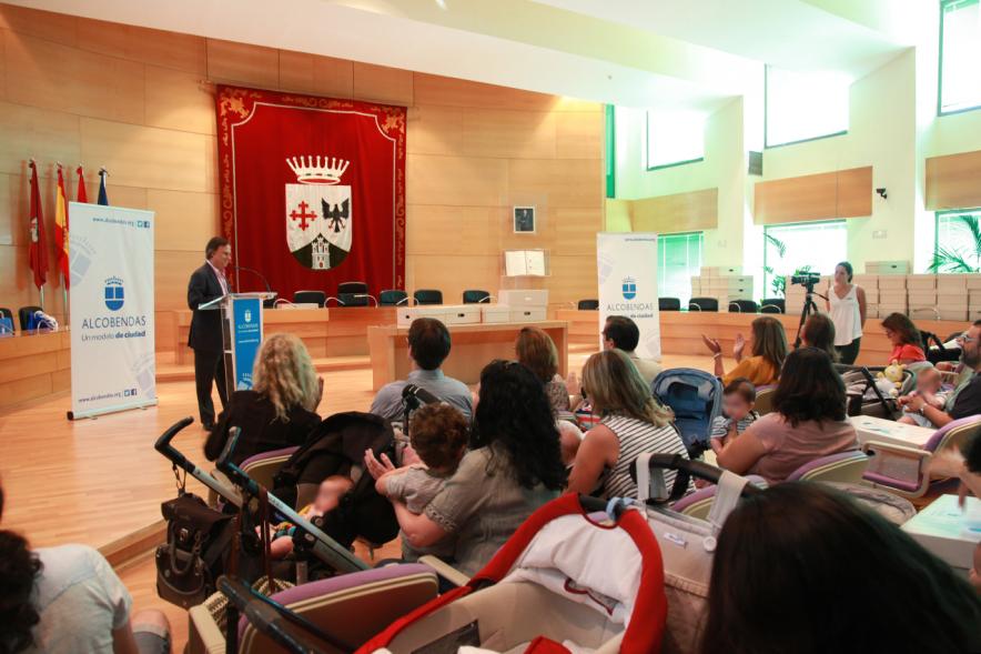 Alcalde García de Vinuesa dando la bienvenida a las familias beneficiarias
