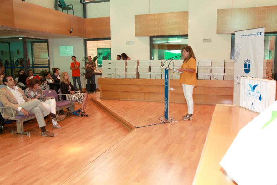 Concejala Mónica Sánchez Galán dando la bienvenida a las familias beneficiarrias