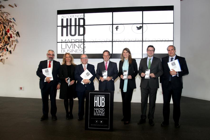 Rueda de Prensa Presentación Alcobendas HUB - Imagen del alcalde García de Vinuesa y otras personas posando delante del logo de HUD.